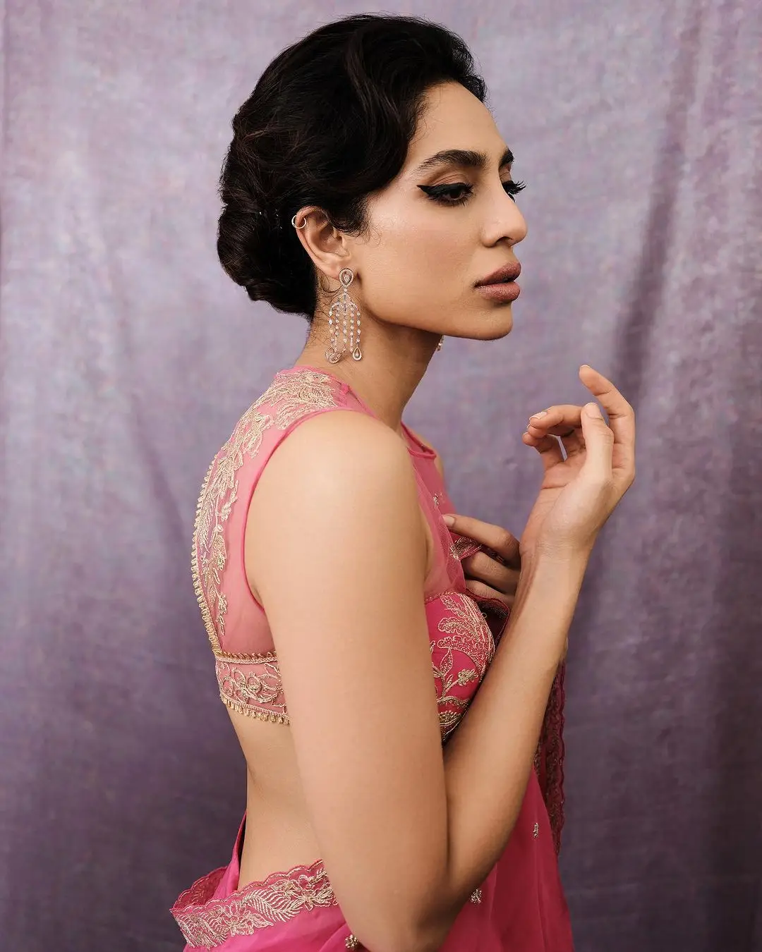Sobhita Dhulipala Wearing Beautiful Earrings Jewellery Pink Saree Sleeveless Blouse